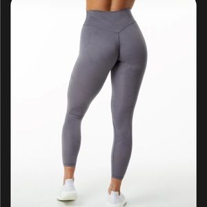 Alphalete Alphalux Wonder Leggings 27” in Misty Lilac color, size small.